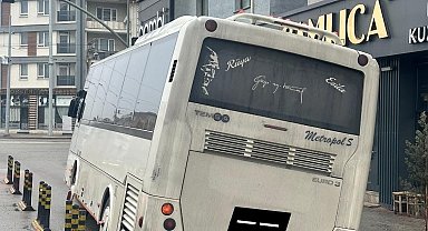 Minibüs caddedeki çukur yüzünden az kalsın devriliyordu