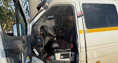 Minibüs elektrik direğine çarptı: 2 yolcu yaralandı