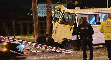 Minibüs refüje çıktı: Alkollü sürücü yaralandı