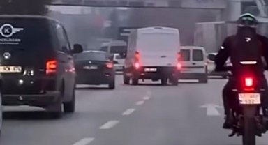 Minibüs sürücüsü makas atarak trafiği tehlikeye düşürdü