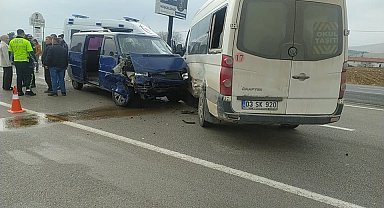 Minibüslerin çarpıştığı kazada 7 kişi yaralandı