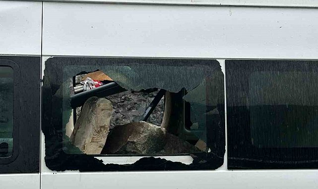 Minibüsün üzerine dev kayalar düştü, 3 kişi şans eseri kurtuldu