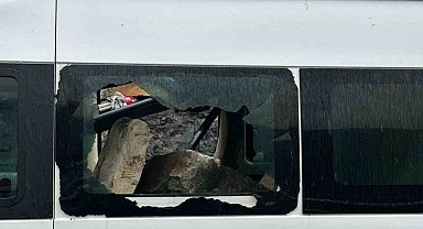 Minibüsün üzerine dev kayalar düştü, 3 kişi şans eseri kurtuldu