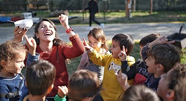 Minik eller tohumları toprakla buluşturdu