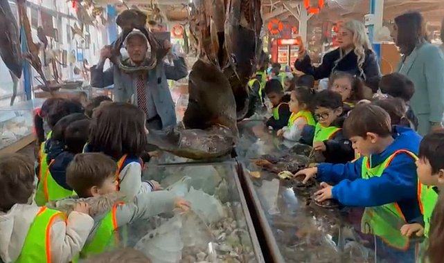 Minikler mumya balıkları büyük bir ilgiyle inceledi