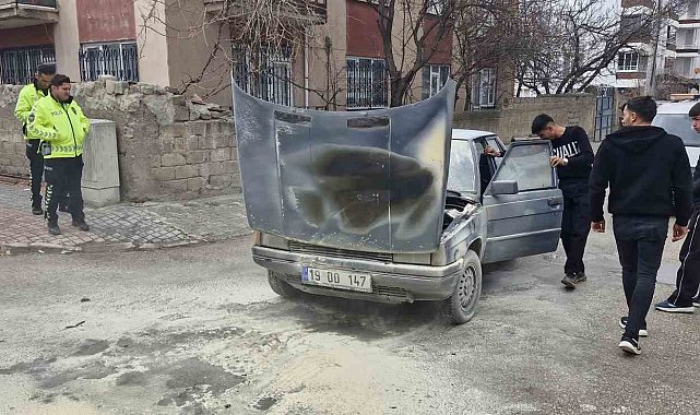 Motor kısmı tutuşan otomobili yanmaktan itfaiye kurtardı