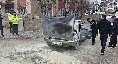 Motor kısmı tutuşan otomobili yanmaktan itfaiye kurtardı