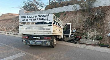 Motosiklet ile kamyonet çarpıştı: 1 ölü