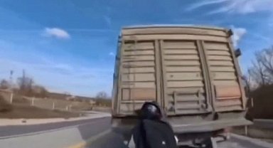 Motosiklet, kamyona arkadan çarptı: 1 yaralı