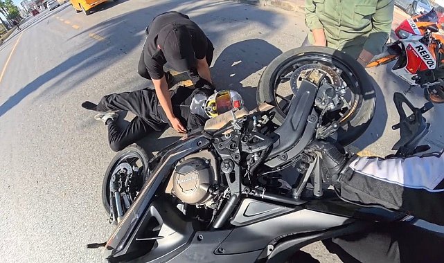 Motosiklet sürücüsü kaskı sayesinde yara almadan kurtuldu