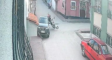 Motosiklete çarpan araç hızla kaçtı, 2 kişinin havada takla atması kameraya yansıdı