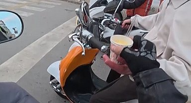 Motosikleti ile trafikte boza ikramı
