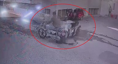 Motosikletlerin kafa kafaya çarpıştığı anlar kameraya yansıdı