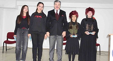 Murat Atılgan Ortaokulu'nda 'Dünya Türk Dili Ailesi Günü' programı yapıldı