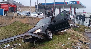 Muş-Bitlis kara yolunda 2 otomobil çarpıştı: 3 yaralı