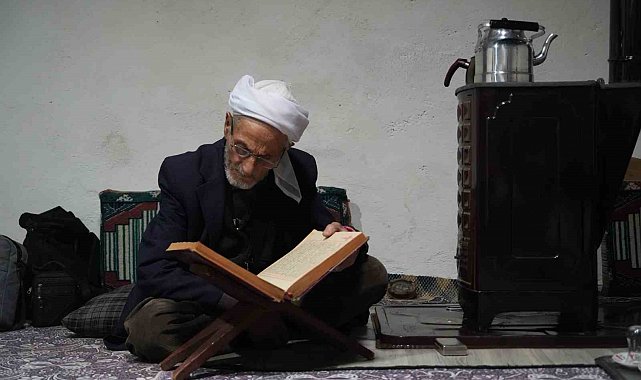 Muş'ta 86 yaşındaki Rüstem dede 50 yıldır sadece çay ve gofretle yaşamını sürdürüyor