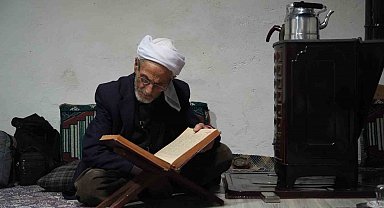 Muş'ta 86 yaşındaki Rüstem dede 50 yıldır sadece çay ve gofretle yaşamını sürdürüyor