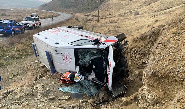 Muş'ta ambulans devrildi: 3 yaralı