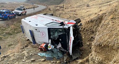 Muş'ta ambulans devrildi: 3 yaralı