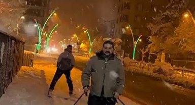 Muş'ta kar eğlenceye dönüştü: İstasyon Caddesi'nde kayak keyfi