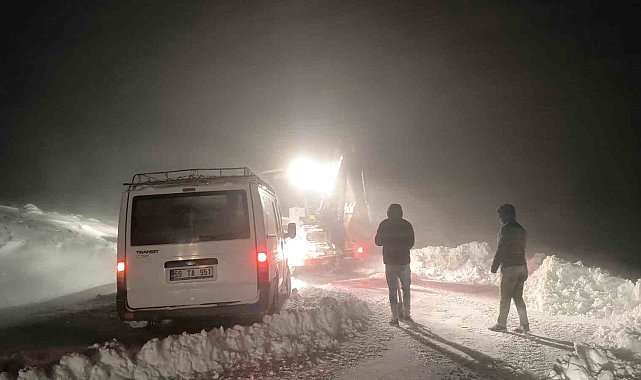 Muş'ta köy yolunda mahsur kalan 7 kişi kurtarıldı
