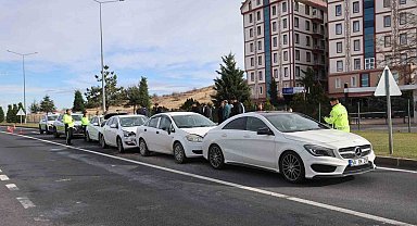 Nevşehir'de 4 otomobil birbirine girdi: 2 yaralı