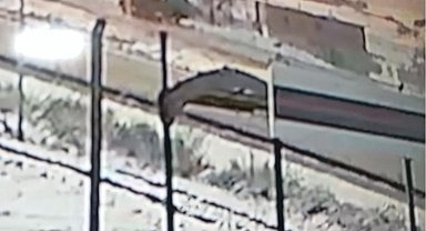 Nevşehir'de kayganlaşan yolda şarampole devrilen tır kameralara yansıdı