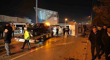 Niğde'de işçi servisi ile otomobil çarpıştı: 13 yaralı