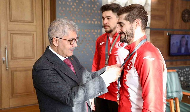 Niğdeli milli güreşçilerden Vali Çelik'e ziyaret