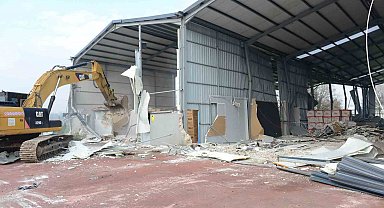 Nilüfer'de 2 kaçak yapı yıkıldı