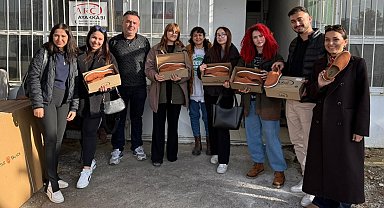 Öğrenciler babalarına ayakkabı yaptı