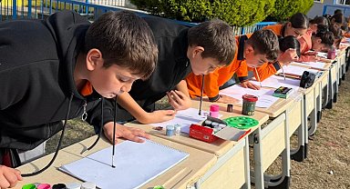 Öğrenciler empati yaparak ellerini kullanmadan resim yaptı