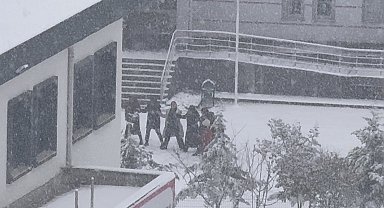 Öğrenciler karın keyfini okul hoparlöründen çalınan oyun havasıyla çıkardı