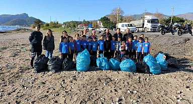 Öğrenciler sahilde temizlik yaptı