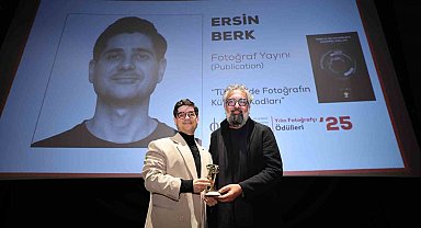 Öğretim görevlisi "Yılın Fotoğraf Yayını" ödülüne layık görüldü