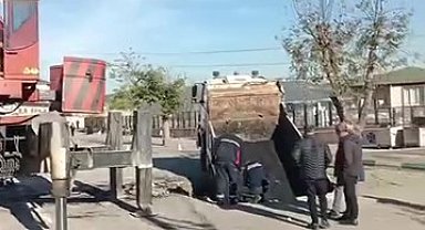 Okul bahçesinde çökme sonucu çukura düşen kamyon vinçle çıkarıldı