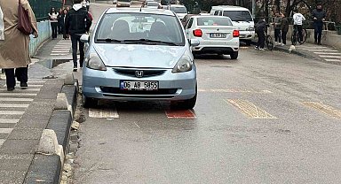 Okul önündeki yaya geçidine park araç tepki topladı