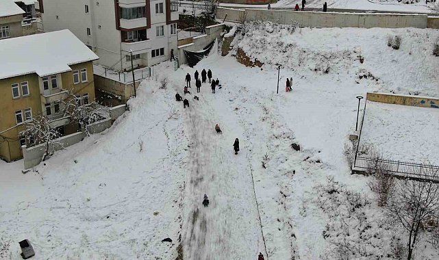 Okullar tatil edildi, çocuklar karda doyasıya eğlendi