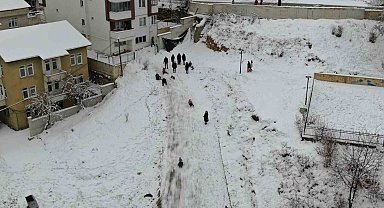 Okullar tatil edildi, çocuklar karda doyasıya eğlendi