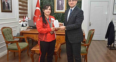 Olimpiyat madalyalı judocuya Kaymakam Güldoğan'dan plaket