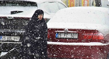 Oltu ilçe merkezine mevsimin ilk karı düştü