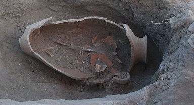 Oluz Höyük'te Fenikelilerin izine rastlandı: İnsan başlı cam boncuklar ve küpten bebek mezarları bulundu