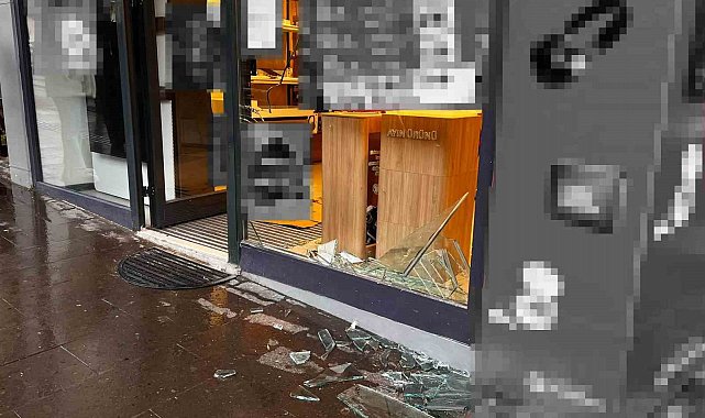 Önce kaldırıma çıktı, sonra dükkana girdi