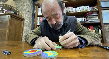 Onun karikatür çizim sevgisi bitmedi