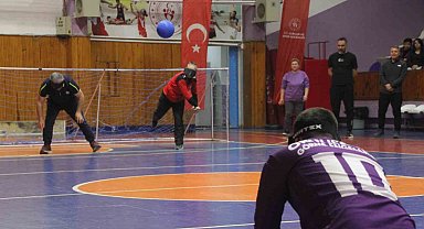 Ordu'da görme engelliler ile protokol arasında 'goalball' maçı