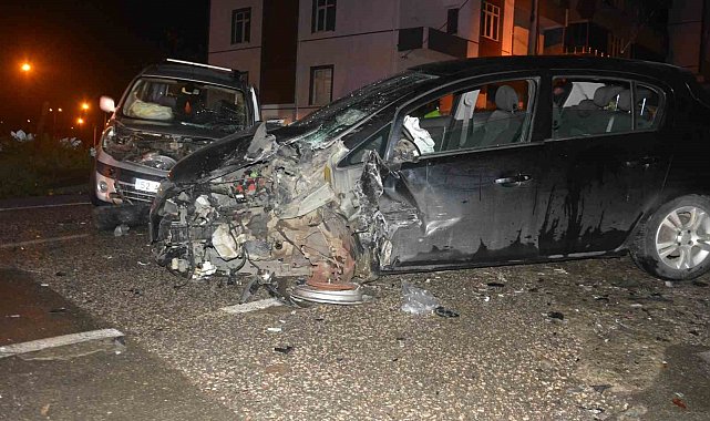 Ordu'da hafif ticari araç ile otomobil kafa kafaya çarpıştı: 1 ölü, 4 yaralı