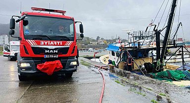 Ordu'da su alarak batma tehlikesi olan tekneye ekipler müdahale etti