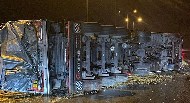 Osmaniye'de mısır yüklü kamyon devrildi: 1 yaralı