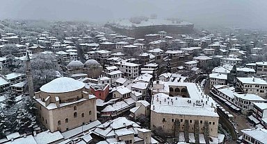 Osmanlı kenti Safranbolu'nun tarihi konakları beyaz örtüyle kaplandı
