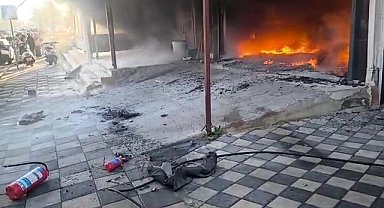 Oto tamir dükkanı ve 2 araç çıkan yangında küle döndü